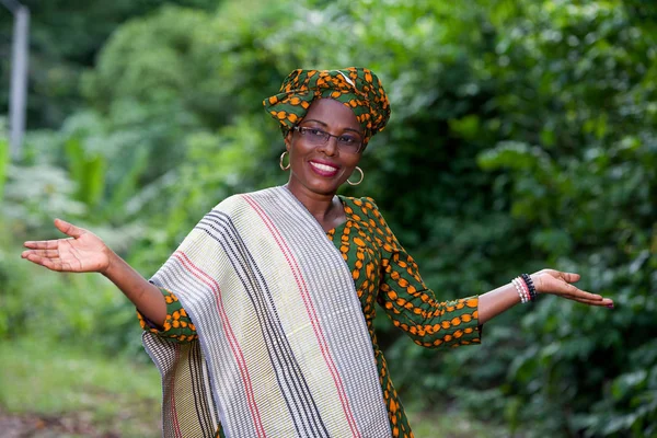 Πορτραίτο της νεαρής αφρικανικής γυναίκας, χαμογελαστή. — Φωτογραφία Αρχείου