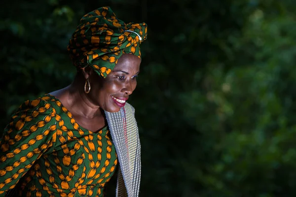 Усміхнена жінка в традиційному одязі, що стоїть на природі — стокове фото
