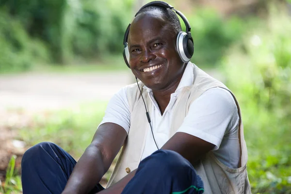 Πορτρέτο ενός ώριμου άντρα με ακουστικά. — Φωτογραφία Αρχείου