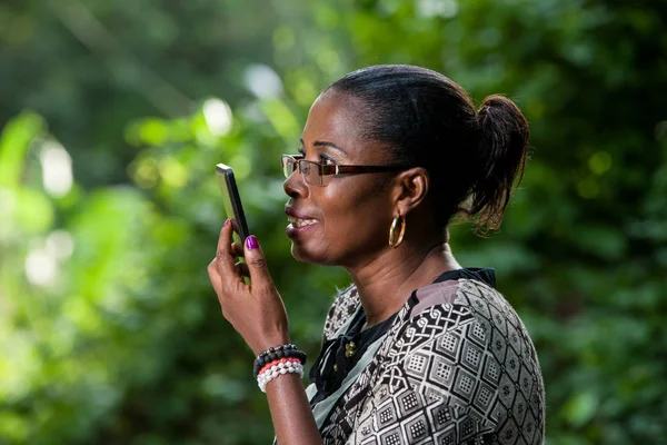 Young woman enjoying the weather and talking on the phone with her friend — Stock Photo, Image