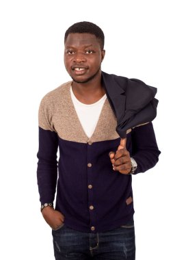 İş adamı ceketini omzunun üstünde tutarken gülümsüyor..