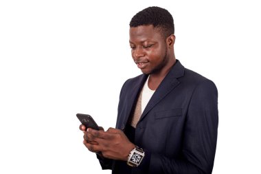 İş adamı gülümserken cep telefonuna bakıyor..