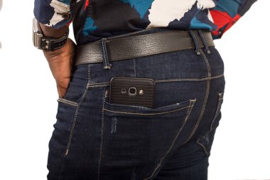 Afrikalı genç kıza yakın durun..