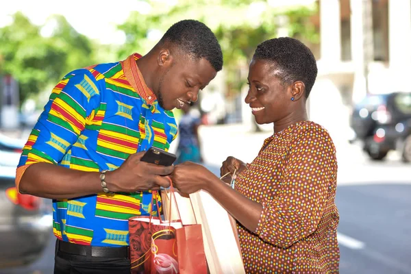 Retrato de jovem casal africano, feliz . — Fotografia de Stock