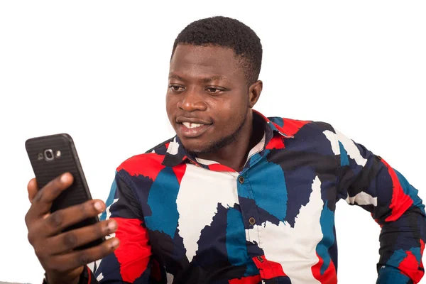 Close up de jovem mulher africana com telefone celular, sorrindo . — Fotografia de Stock