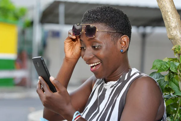Frau im Freien nutzt Handy-App für Online-Einkäufe. — Stockfoto