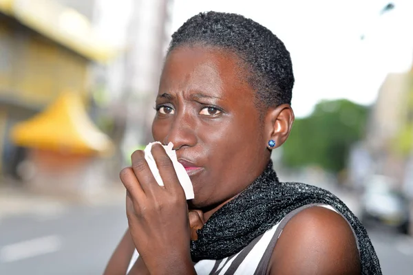 Jovem mulher agarrando e tosse na rua . — Fotografia de Stock