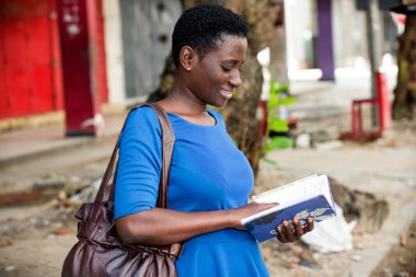 Okumakta olan genç bir öğrencinin portresi