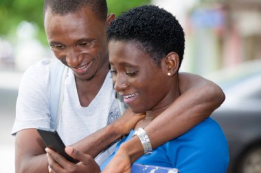 Genç Afrikalı çift yakın yukarı, mutlu.