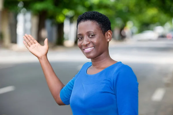 Schöne Mädchen hält Hand auf der Seite im Freien. — Stockfoto