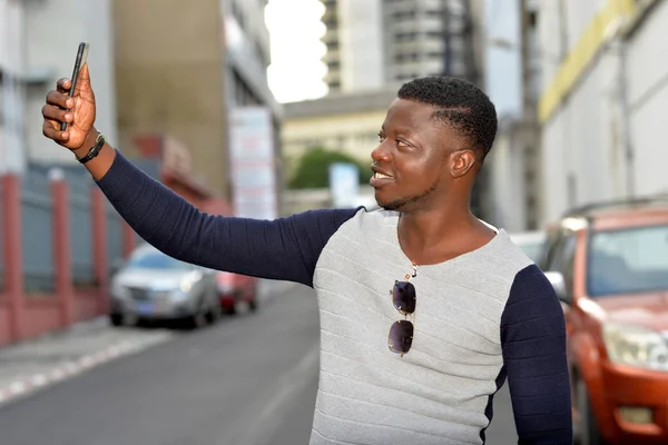 Jeune Homme Portant Des Vêtements Décontractés Prenant Selfie Avec Smartphone — Photo