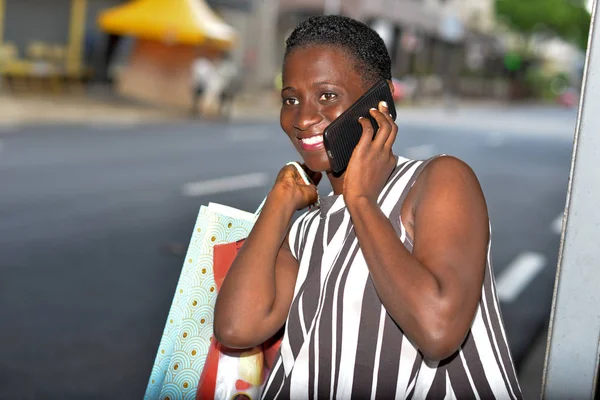 Красивая Черная Женщина Камизоле Стоящая Улице После Шоппинга Разговаривающая Телефону — стоковое фото