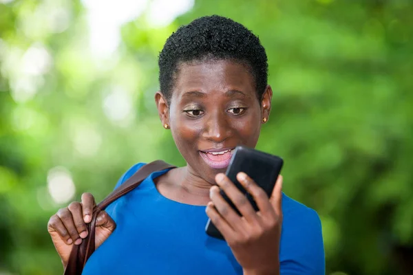 Nahaufnahme eines jungen Mädchens mit Handy, glücklich. — Stockfoto