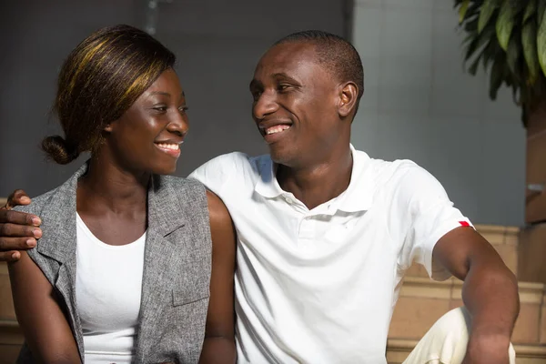 Lächelnder Mann Und Frau Gespräch Auf Der Treppe Junge Afrikanisch — Stockfoto
