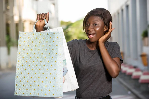 Έκπληκτη Γυναίκα Δει Κάτι Κρατώντας Τσάντες Ψώνια Κοιτάζει Την Κάμερα — Φωτογραφία Αρχείου