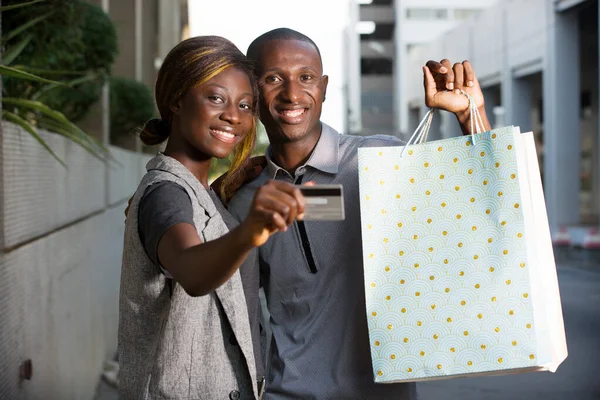 Νεαρό Ευτυχισμένο Ζευγάρι Κρατά Τσάντες Για Ψώνια Πιστωτική Κάρτα Έξω — Φωτογραφία Αρχείου