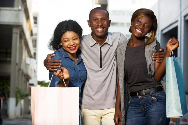 Grupa Szczęśliwych Młodych Ludzi Robi Zakupy Razem Trzymając Torby Zakupy — Zdjęcie stockowe