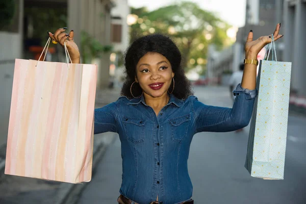 Happy Shopping Hermosa Mujer Joven Sosteniendo Bolsas Calle Comprando Ciudad —  Fotos de Stock