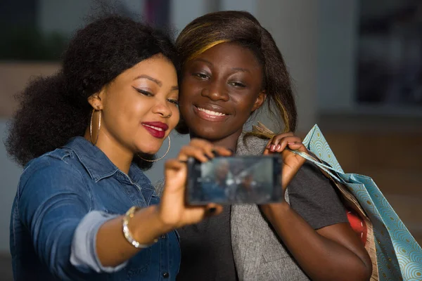 Девушки Стоящие Воздухе Желающие Сфотографироваться Улыбающимся Мобильным Телефоном — стоковое фото