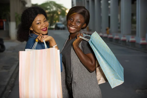 Νεαρά Κορίτσια Που Στέκονται Έξω Μετά Ψώνια Τσάντες Ψώνια Χαμογελώντας — Φωτογραφία Αρχείου
