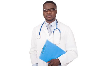 Stüdyoda elinde not defteriyle mutlu bir ifadeyle duran profesyonel bir doktorun portresi.