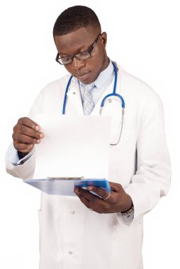 Beyaz önlüklü adam, doktor ya da bilim adamı kağıt üstündeki notlara bakın..