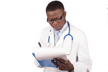 Beyaz önlüklü, doktor ya da bilim adamı kağıda notlar yazıyor..