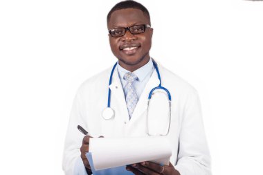 Beyaz önlüklü, doktor ya da bilim adamı kağıda notlar yazıyor..