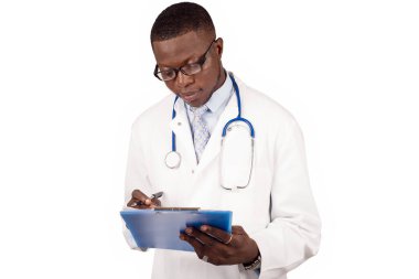 Beyaz önlüklü, doktor ya da bilim adamı kağıda notlar yazıyor..