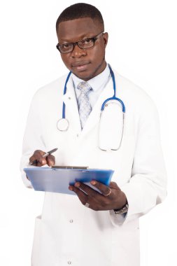 Beyaz önlüklü, doktor ya da bilim adamı kağıda notlar yazıyor..