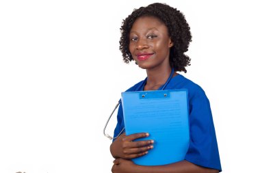 Hemşire ya da kadın doktor. Steteskoplu. Elinde bir dosya var..