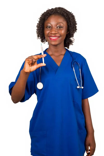 Pielęgniarka Stojąca Bluzce Stetoskopowej Strzykawką Ręku Patrząca Uśmiechniętą Kamerę — Zdjęcie stockowe