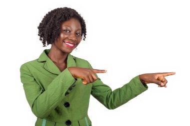 Beyaz arka planda el hareketi yapan yeşil ceketli genç ve mutlu bir kadın. Oryantasyon, iş ve imza konsepti, gülümseyen kadın sunum ve gösterim alanı