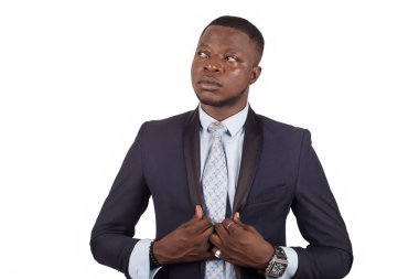 Beyaz arka planda izole edilmiş, güler yüzlü, kendine güvenen iş adamının güzel portresi..