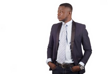 Beyaz arka planda izole edilmiş, güler yüzlü, kendine güvenen iş adamının güzel portresi..