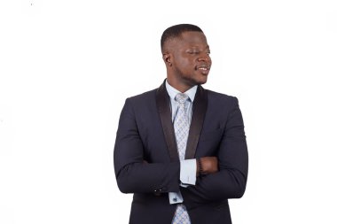 Beyaz arka planda izole edilmiş, güler yüzlü, kendine güvenen iş adamının güzel portresi..