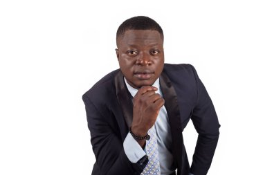 Kendine güvenen işadamının güzel bir portresi. Beyaz arka planda izole edilmiş takım elbiseli, el üstünde gülümseyen..