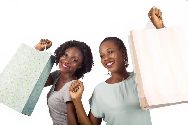 Jóvenes Novias Pie Sobre Fondo Blanco Sosteniendo Bolsas Compras Riendo —  Fotos de Stock