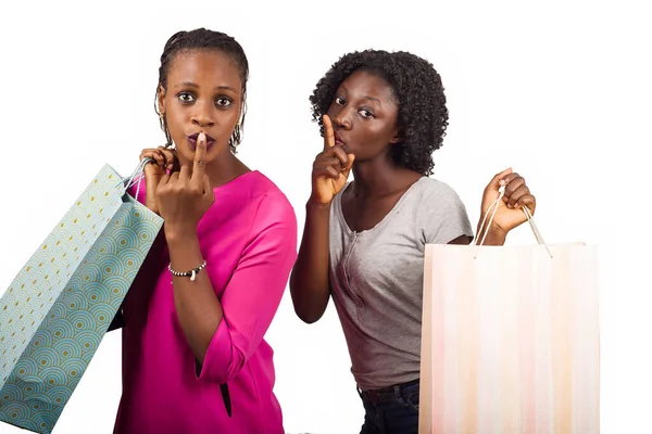 Deux Filles Debout Sur Fond Blanc Avec Des Sacs Provisions — Photo