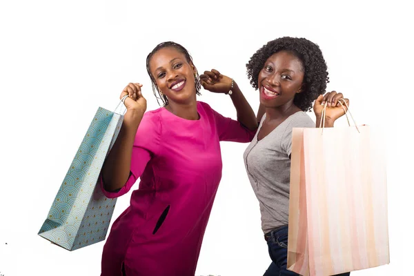 幸せな女性やショッピングバッグを購入を楽しむと踊り 買い物をする女性ライフスタイルの概念 — ストック写真