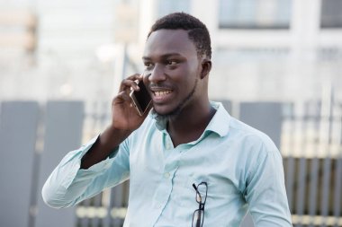 Modern adamın portresi ve telefonda şehir caddesini ziyaret etmek.,