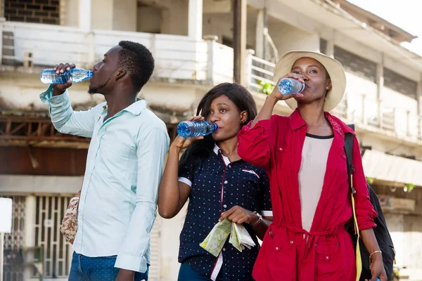 Grupo Jóvenes Turistas Pie Aire Libre Agua Potable —  Fotos de Stock