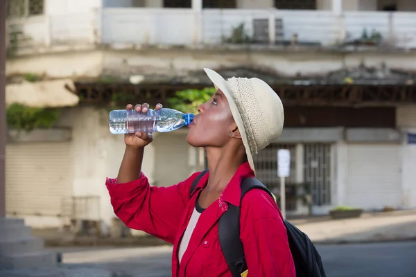 若い観光客の女性が飲料水で屋外に立ち — ストック写真