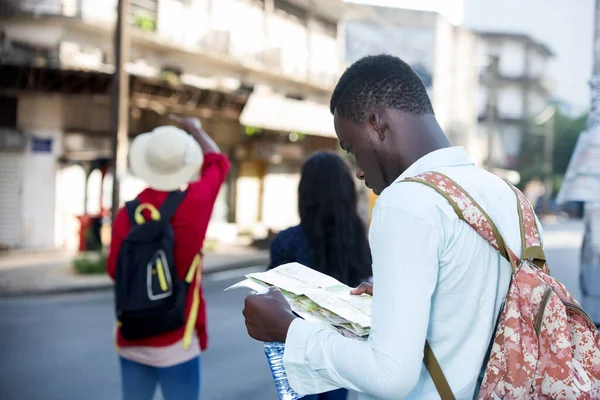 Junger Tourist Steht Mit Rucksack Isoliert Von Anderen Und Schaut — Stockfoto