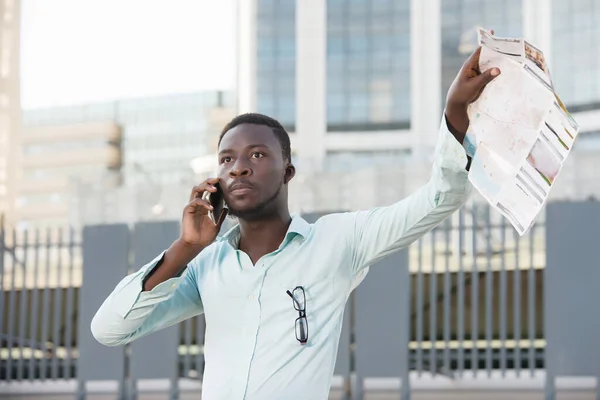 Retrato Homem Moderno Segurando Cartão Falando Telefone Visitando Rua Cidade — Fotografia de Stock