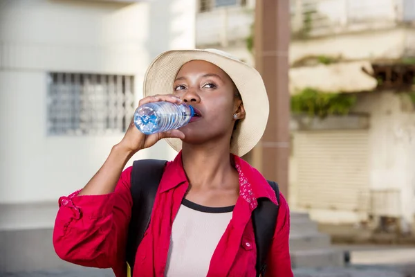 若い観光客の女性が飲料水で屋外に立ち — ストック写真
