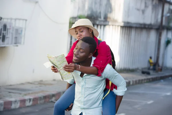 Νεαρό Ζευγάρι Τουριστών Εξωτερικούς Χώρους Αγκαλιάζει Στο Δρόμο Κοιτάζοντας Χάρτη — Φωτογραφία Αρχείου