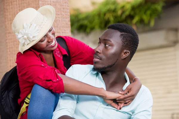 Young Happy Tourist Couple Sitting Outdoors Kissing Each Other — Stock Photo, Image