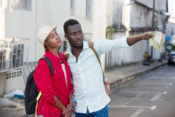 Νεαρός Τουρίστας Στέκεται Στο Δρόμο Δείχνοντας Κάτι Στο Φίλο Του — Φωτογραφία Αρχείου