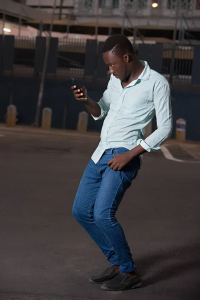 Jovem Homem Livre Olhando Para Telefone Móvel Olhando Surpreso — Fotografia de Stock